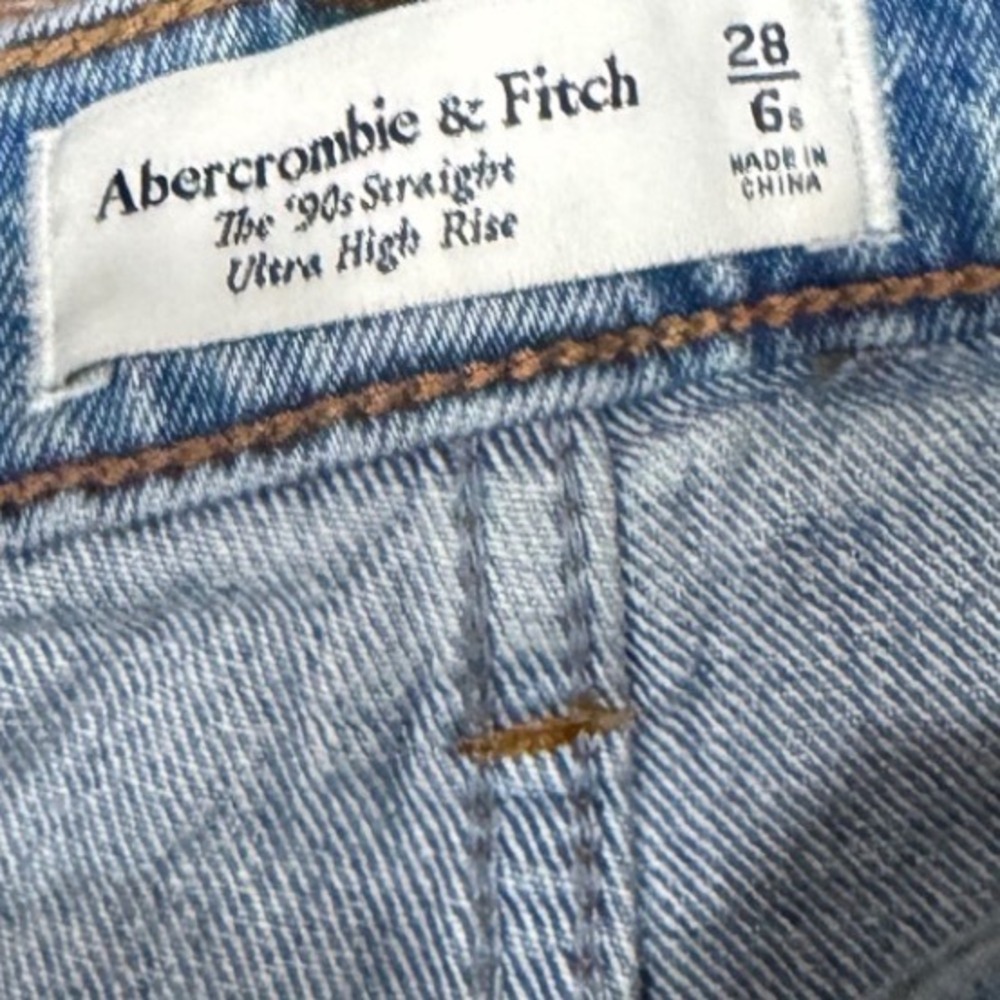 Abercrombie & Fitch The 90s Straight Ultra High Rise Distressed Jeans Light 28S - Picture 3 of 4